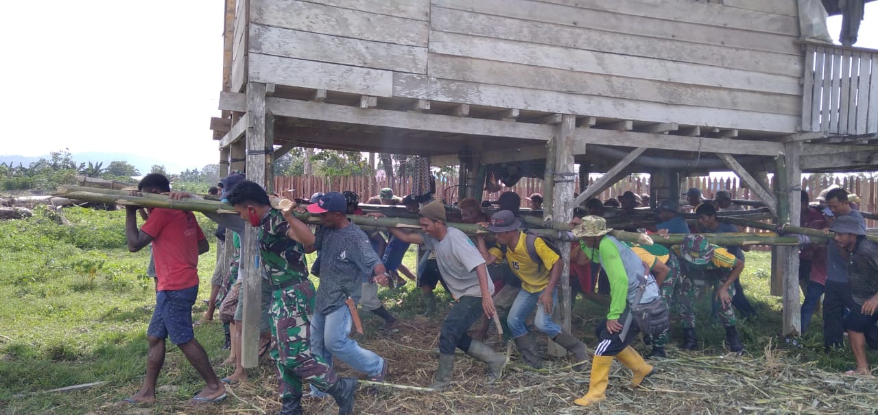 Prajurit Pamtas Yonif Kostrad Bantu Warga Pindahkan Rumah Jernih Co