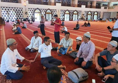 Gubernur Sumbar berbincang dengan wisatawan muslim asal Cina 