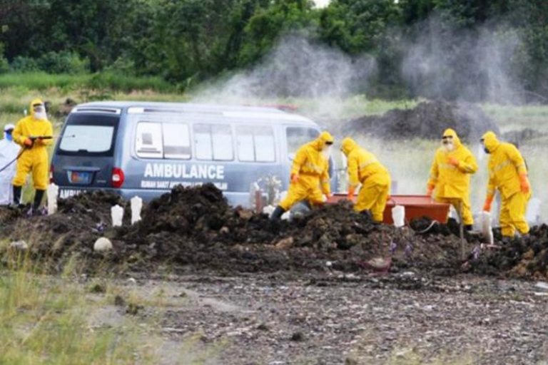 Petugas Ambulans Indonesia yang 24 Jam Berjibaku dengan 